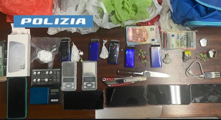 Zio e nipote arrestati con droga e cellulari dopo irruzione in piazza