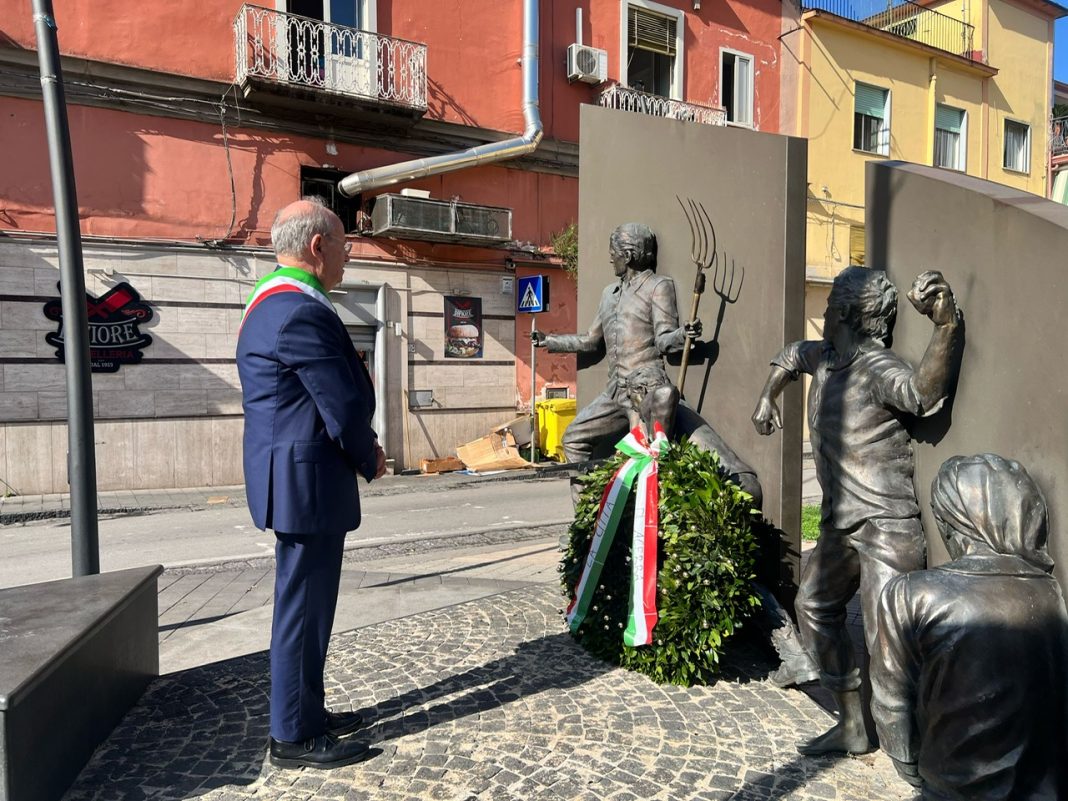 Liberazione ad Acerra, sindaco promette la cittadinanza a Liliana Segre dopo anni di polemiche