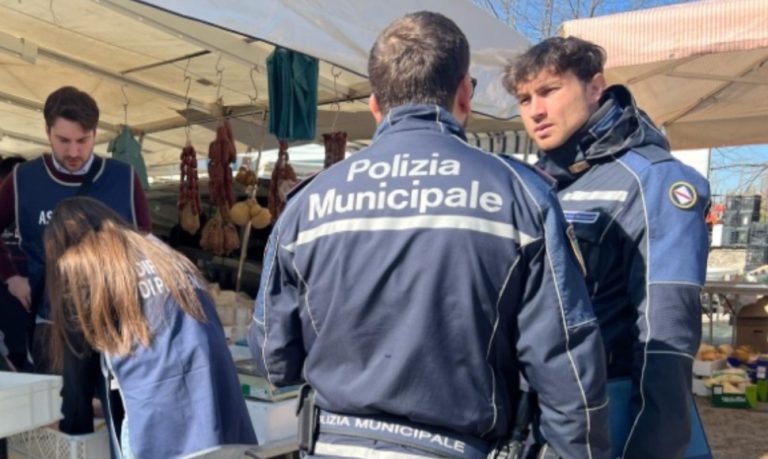 Blitz al mercato, sequestrati quintali di cibo, salumi e formaggi: beccati 6 lavoratori in nero