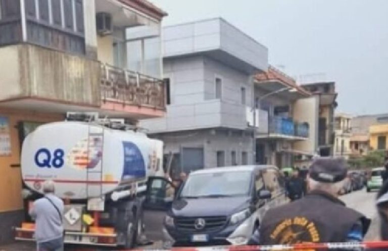 Muore mentre guida l’autocisterna di benzina: tragedia a Volla
