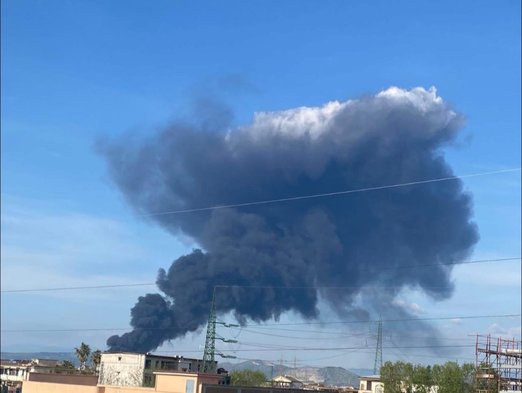 Disastro ambientale a Caivano, i Comuni dell’area Nord chiudono le scuole
