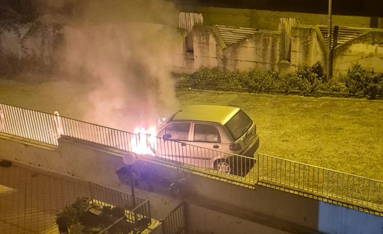 Notte di fuoco a Ottaviano, auto in fiamme in pieno centro abitato