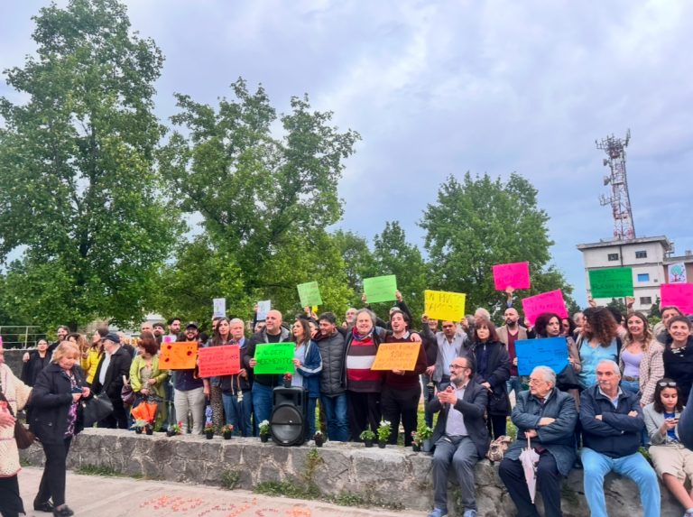 I cittadini di Pomigliano d’Arco in protesta contro la piattaforma di cemento