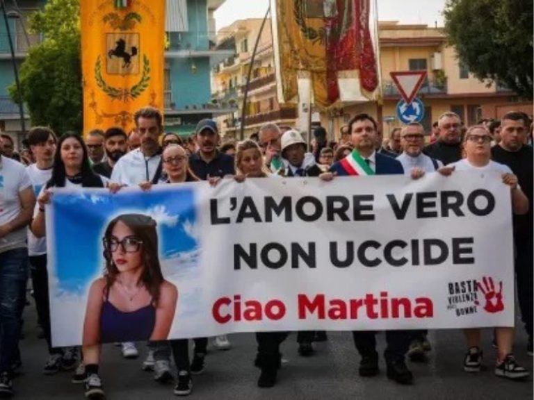 Rabbia e dolore ad Afragola, “L’amore vero non uccide”: ieri sera fiaccolata per Martina Carbonaro