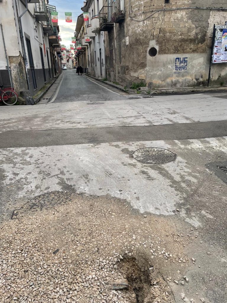 Marigliano, blitz della polizia locale sui cantieri: verifiche sui lavori