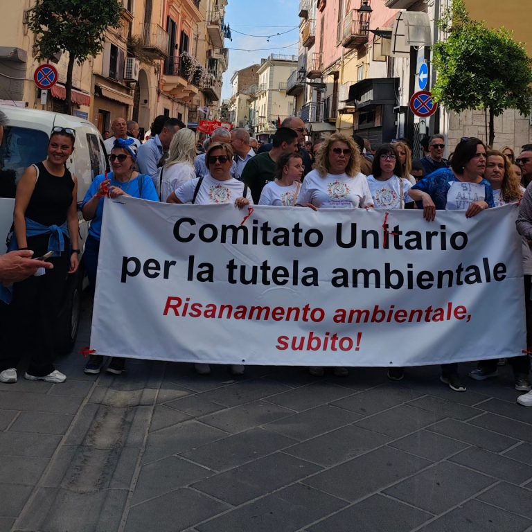 Terra dei Fuochi, migliaia in corteo ad Acerra: “Ora servono bonifiche”