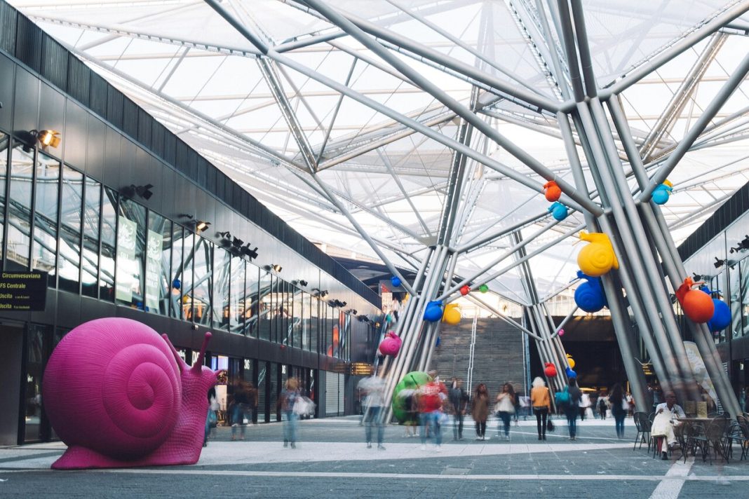 Gusto, arte e folclore a Napoli: un tour alternativo tra le fermate più iconiche della Metro dell’Arte