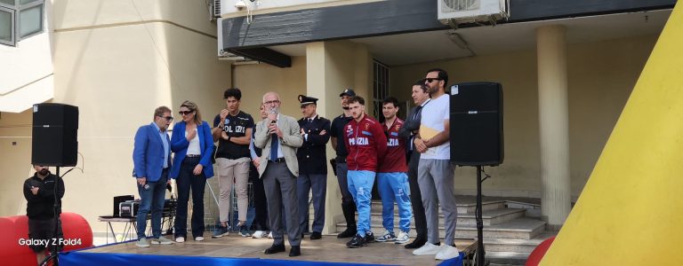 Saviano, “Giornata dello Sport”, il Prefetto consegna una maglia del Napoli  al piccolo Gennaro Zotto