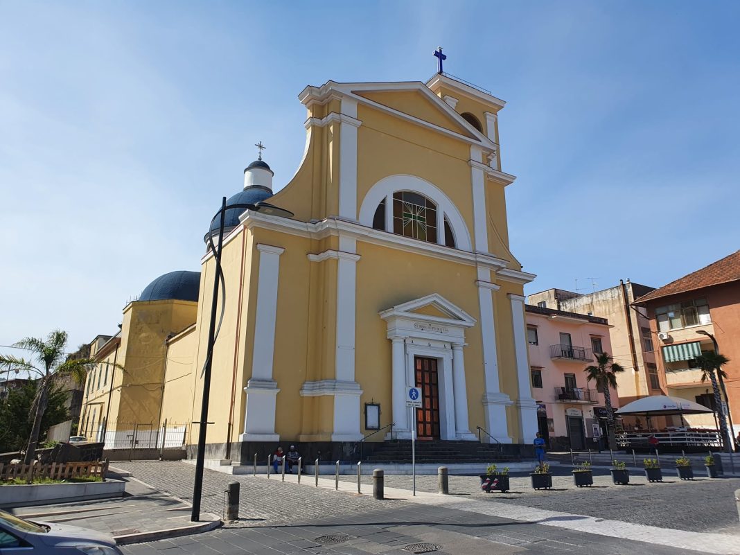 Bomba esplode davanti alla chiesa, choc a Massa di Somma