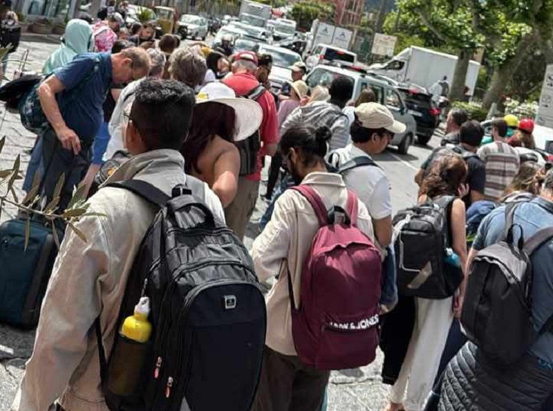 Circumvesuviana, treno fermo sulla Napoli-Sorrento, due studentesse si sentono male