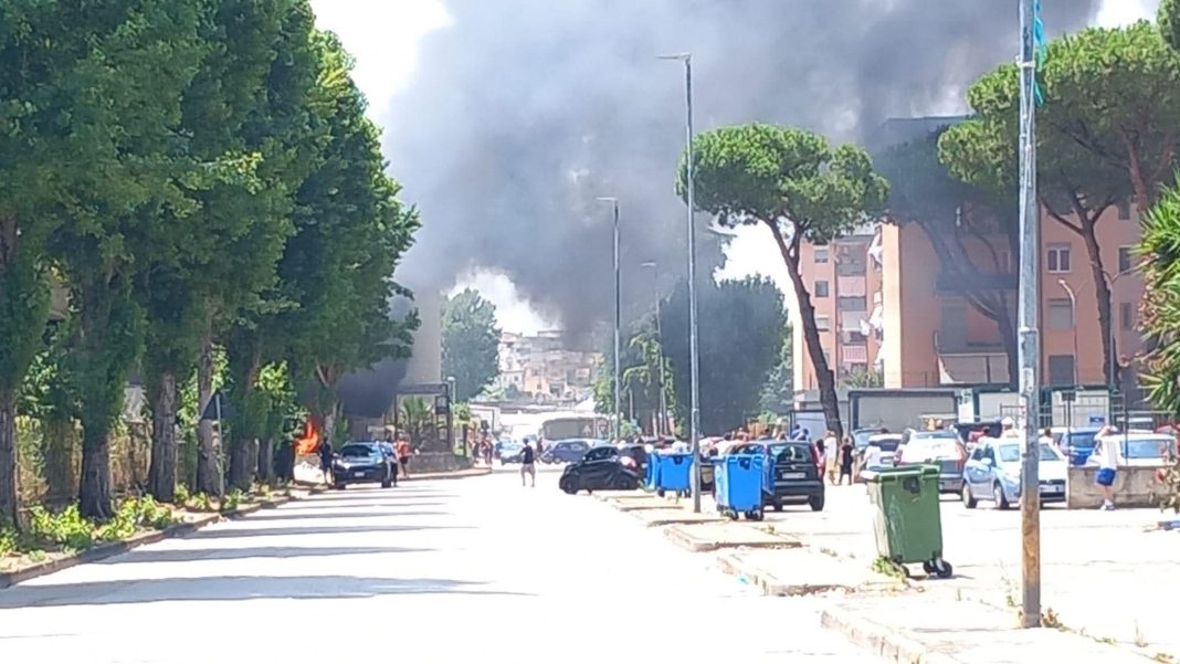 Area di sosta in fiamme, distrutte diverse auto