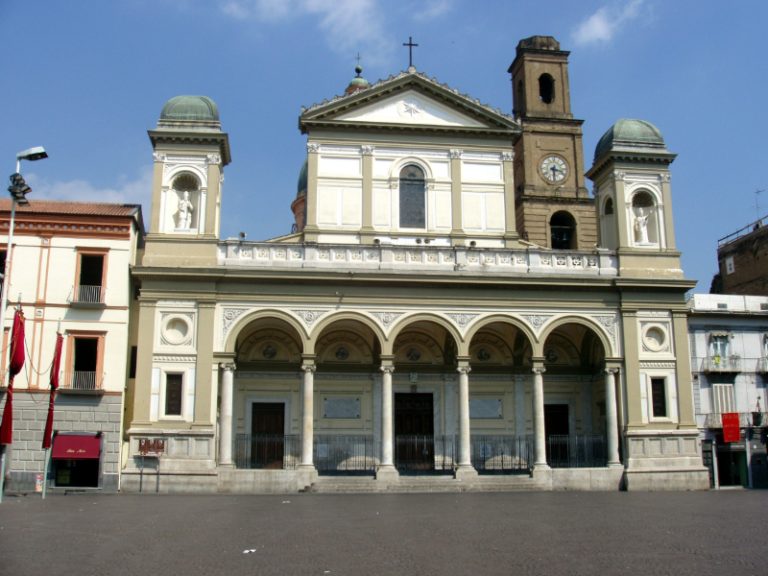 Il Vescovo di Nola ai giovani : “Mai armarsi di violenza né in piazza né sui social”
