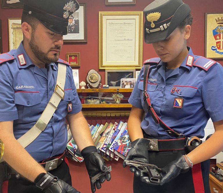 Carabinieri piombano in condominio e trovano pistola carica