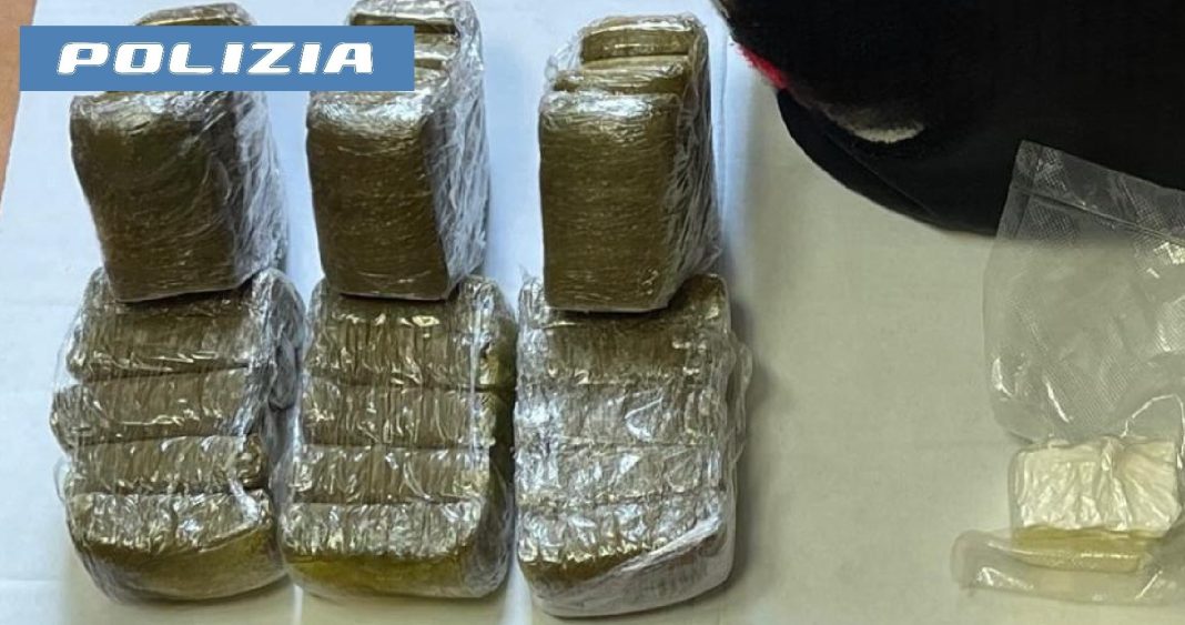 Scoperto con 3 chili di droga nello zaino