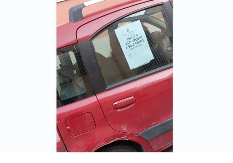 Marigliano, fermata dagli agenti mentre sversa pneumatici: perde pure l’auto