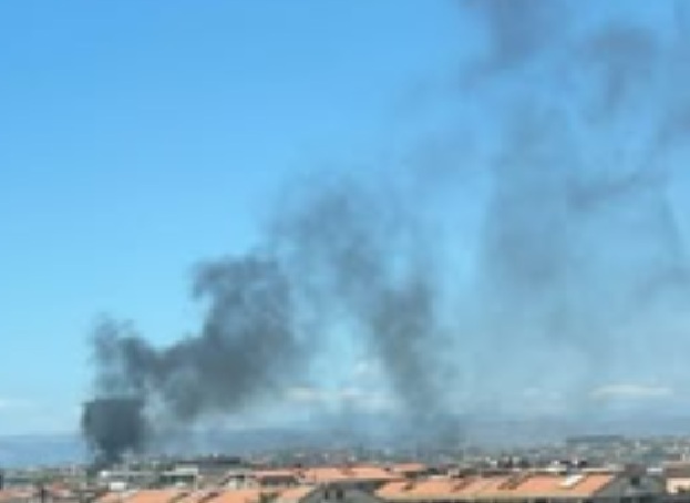 Incendio a Volla, in fiamme due auto e un rimorchio