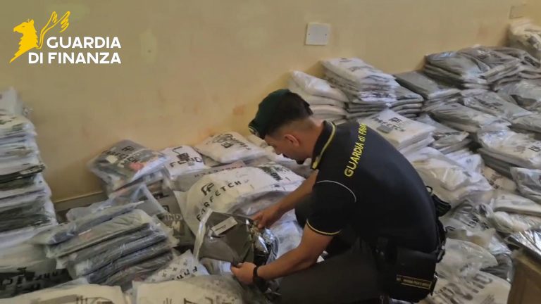 San Giuseppe Vesuviano: trovato centro della moda parallela, grossista del falso arrestato con la droga