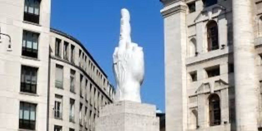 Quando Strepsiade mostrò il dito medio – il dito di Cattelan- a Socrate, sì proprio a Socrate…