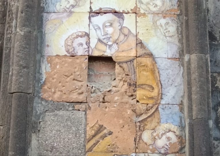 Somma, danneggiata l’Edicola Votiva di Sant’Antonio della Chiesa di Santa Maria del Pozzo