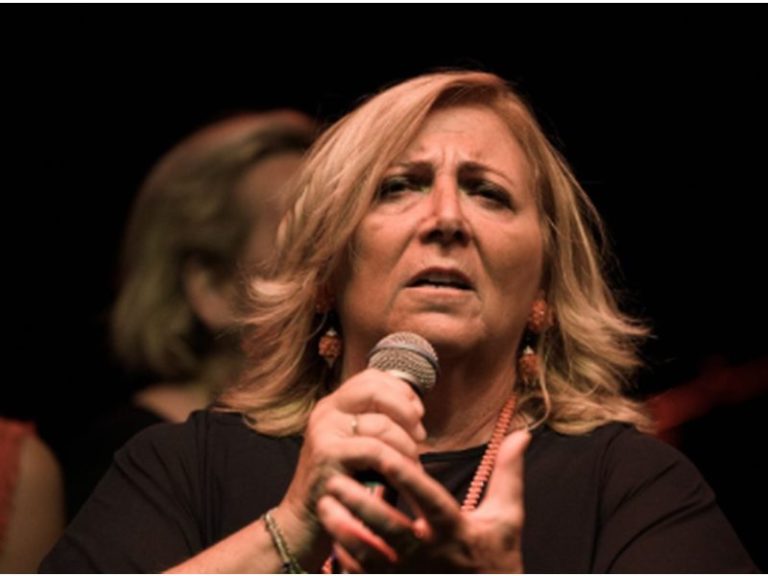 Madri, ombre e poesia: Antonella Morea incanterà il Giardino dei Miti a Pomigliano con le parole di Ruccello