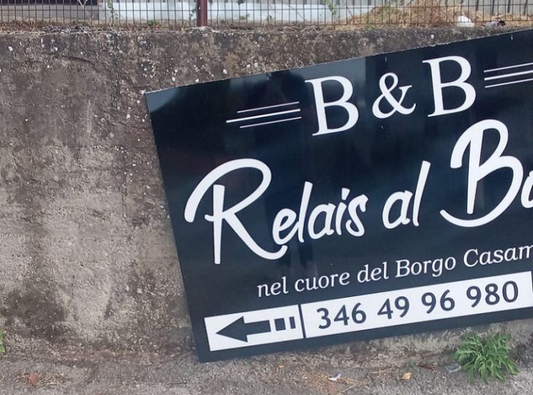 Somma Vesuviana, vandalizzato il tabellone del B&B “Relais al Borgo” nel Casamale
