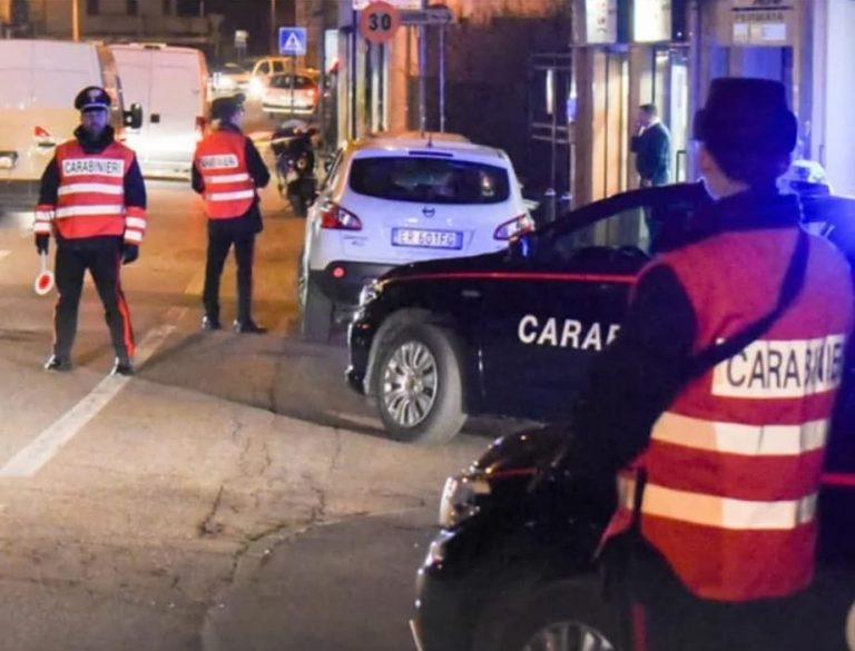 Accoltellato fuori alla pizzeria, grave dopo aggressione di babygang