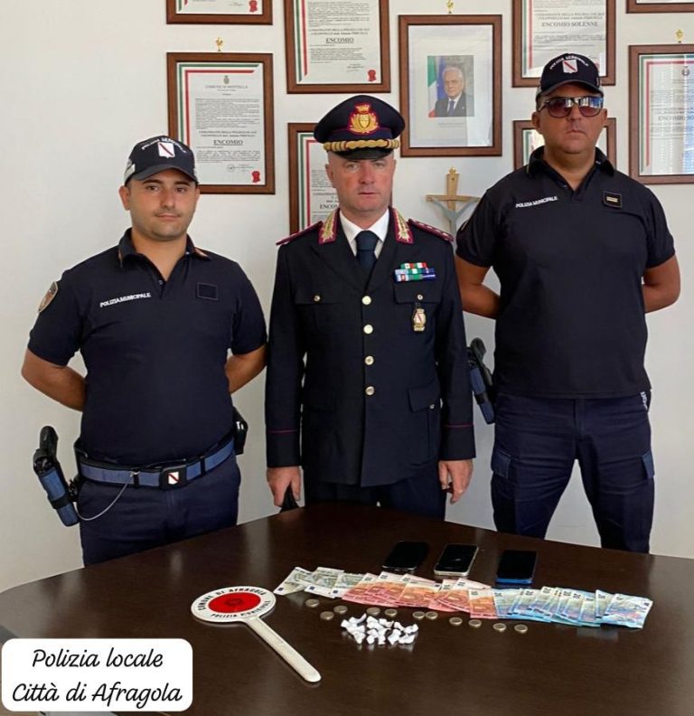 Fermati al distributore, trovati con la droga negli slip: 2 arresti