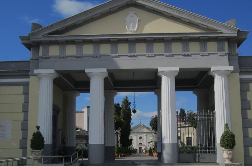 Beccato con l’amante al cimitero di Acerra: arriva il rivale e le prende di santa ragione