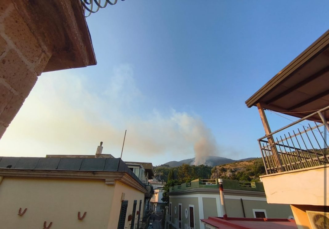 L’incendio giunge a Roccarainola: devastata la flora locale