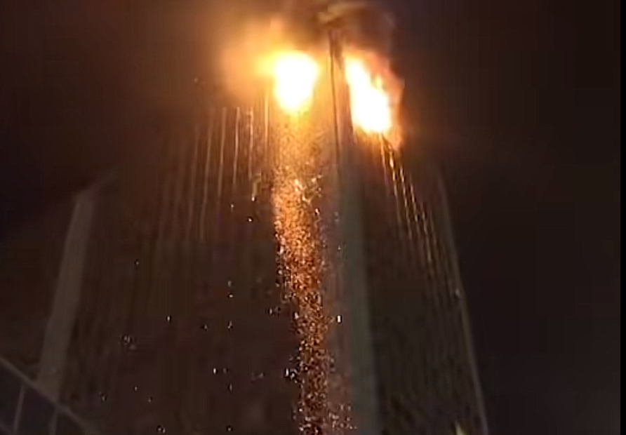 Pioggia di fuoco sul Centro Direzionale: torre in fiamme nella notte