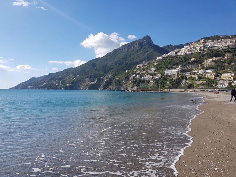 Da Licola all’isola fino alla Costiera: Arpac vieta il bagno su alcune spiagge. La mappa del mare “inquinato”