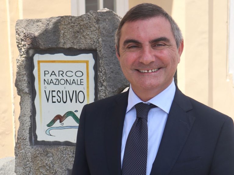 L’ombra della malavita sul maxi incendio del Vesuvio: il punto del presidente De Luca