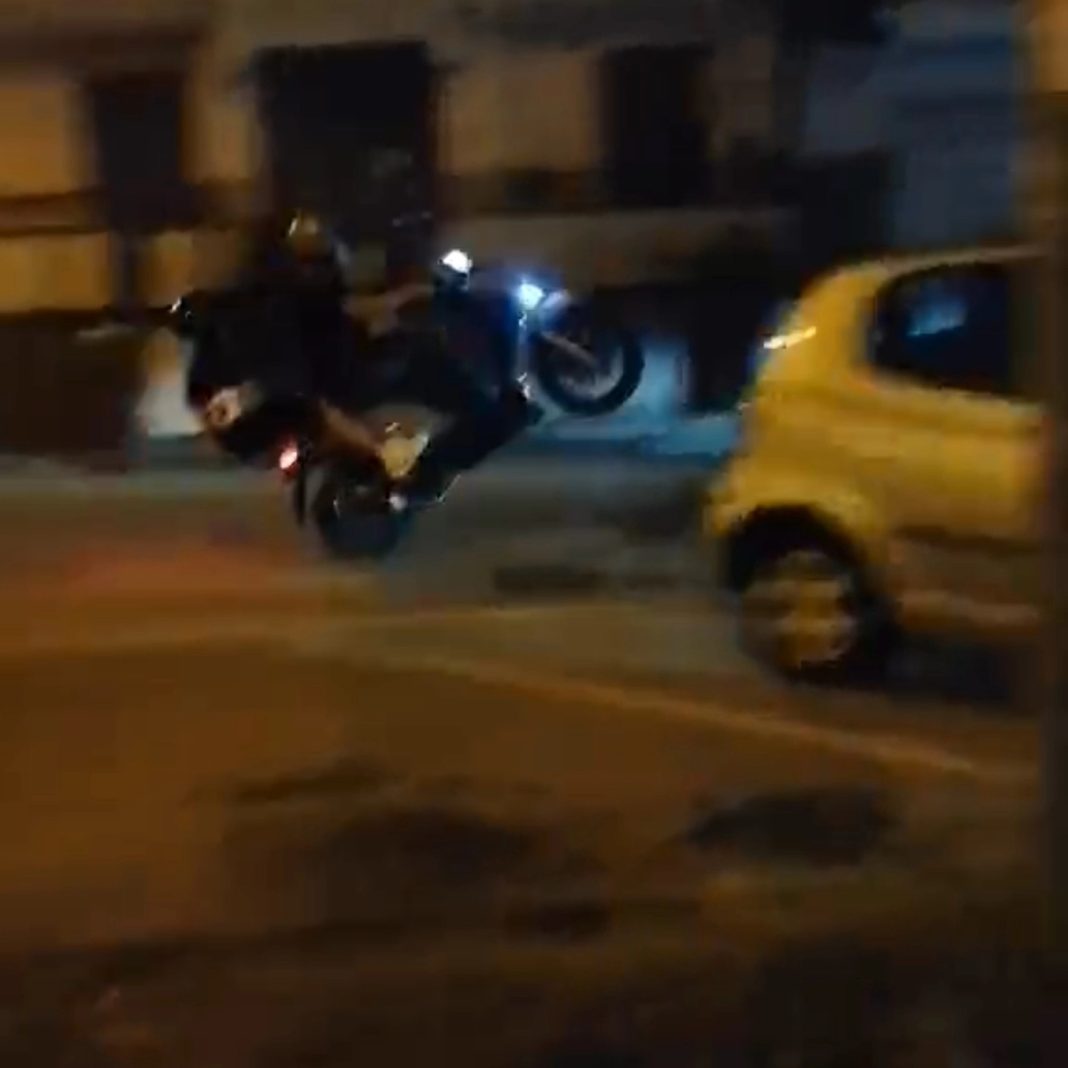 Impennano come folli nella piazza di Ottaviano, due di San Giuseppe beccati grazie a un video