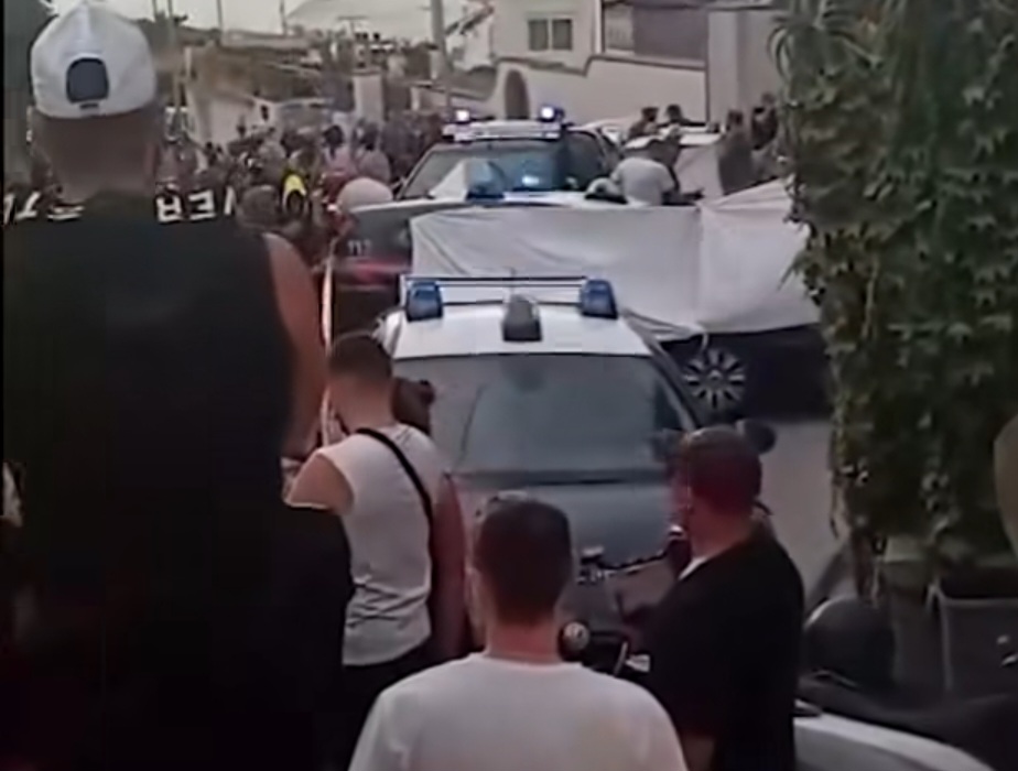 Spara contro ex, nuovo compagno e madre di lei. Poi si ammazza