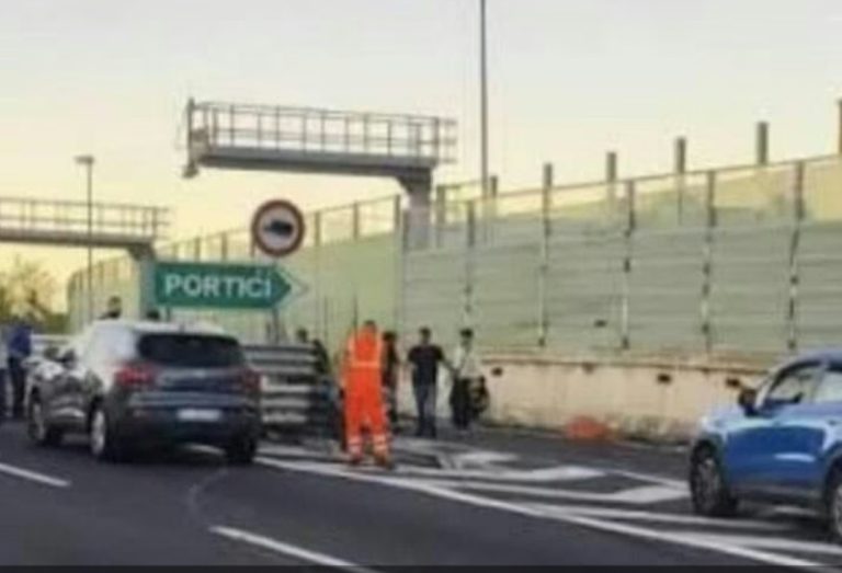 Tragedia in autostrada, muoiono due giovani. Cinque feriti