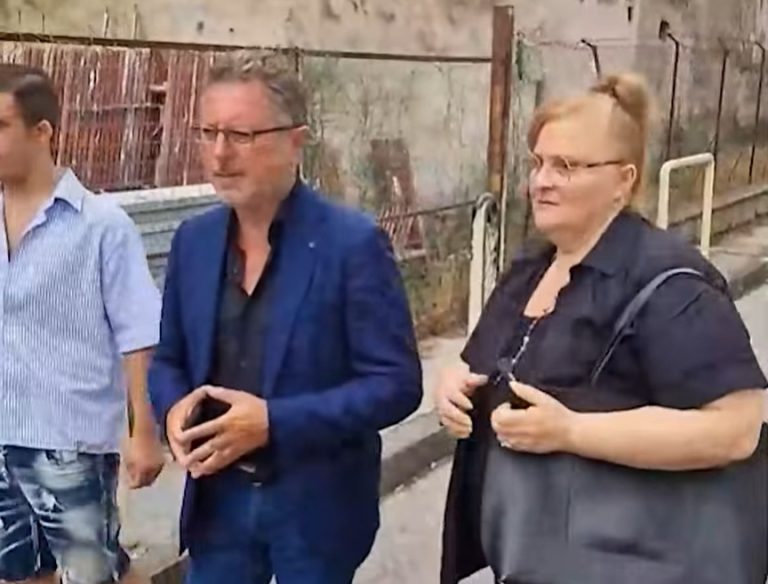 Ottaviano, Lorenzo si chiude in casa per paura dopo l’aggressione, Borrelli gli fa visita e passeggiano insieme