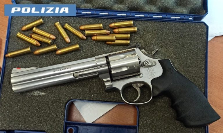 Acerra, fermato con una pistola rubata dopo un  blitz