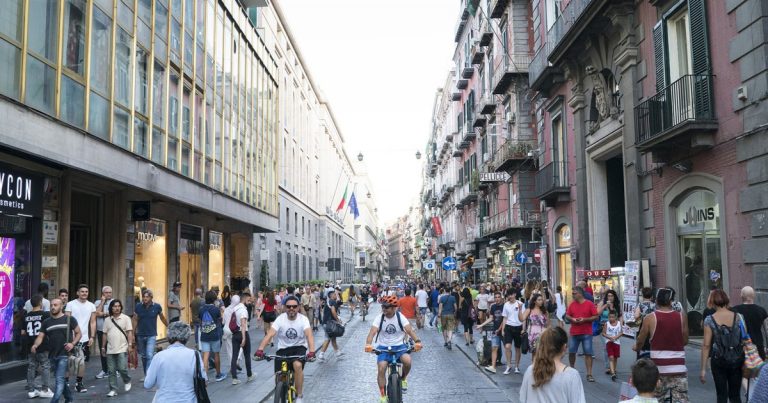 Tredicenne accoltellato mentre cerca di separare alcuni ragazzi dopo lite