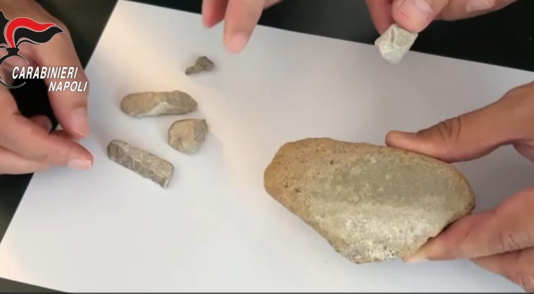 Pietre pompeiane nello zaino di un turista scozzese. Notato da guida turistica, denunciato dai carabinieri