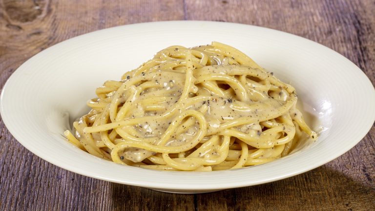 Le ricette di Biagio: spaghetti cacio e pepe. Il pepe sulla tavola di Greci e Romani
