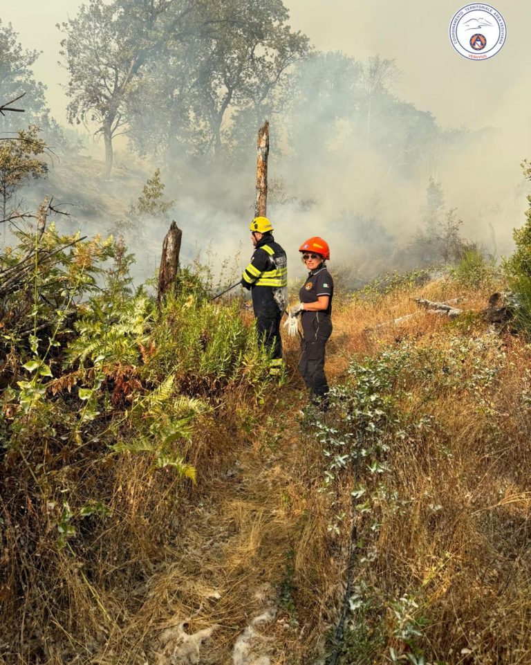 Vesuvio, incendio attivo su 3 fronti ancora: 63 alloggi disposti per gli operatori
