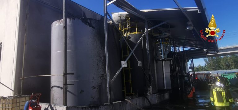 Esplosione nella fabbrica, 3 morti: tra le vittime il titolare