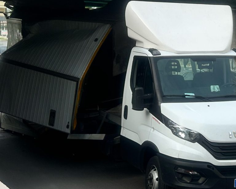 Camion bloccato sotto un ponte a Pomigliano d’Arco