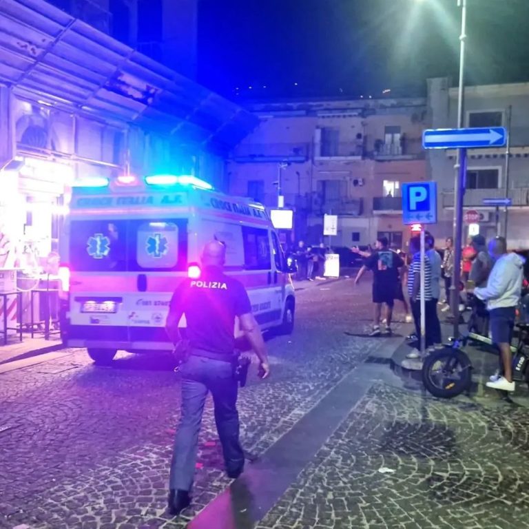 Spari nella movida di Pozzuoli, feriti padre e figlio