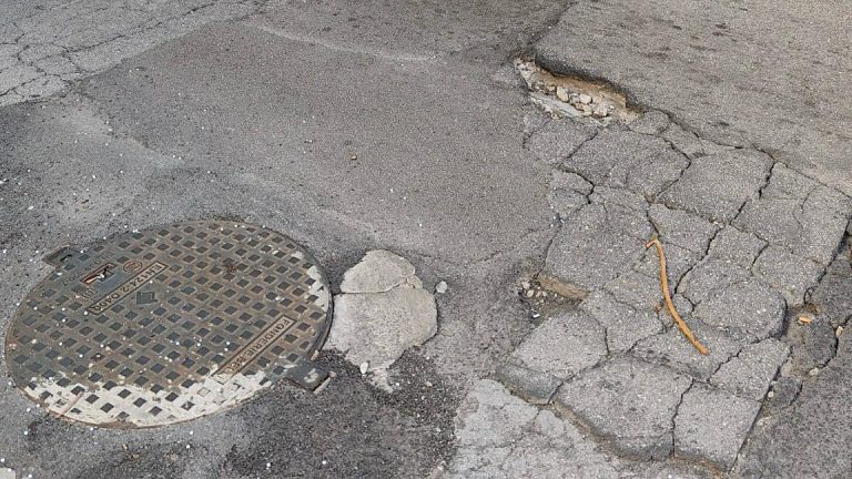 Strade gruviera a Pomigliano: tra nuove asfaltature e vecchie buche