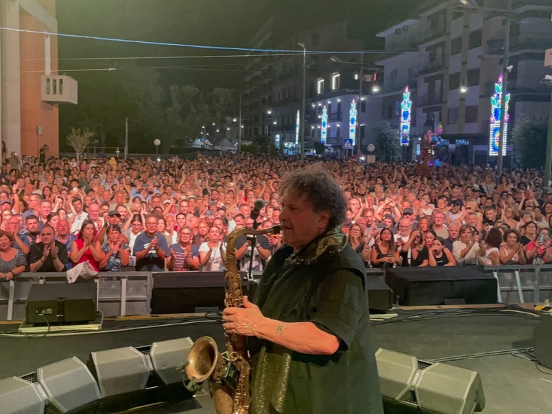 Marigliano, Enzo Avitabile infiamma la piazza con il suo sax