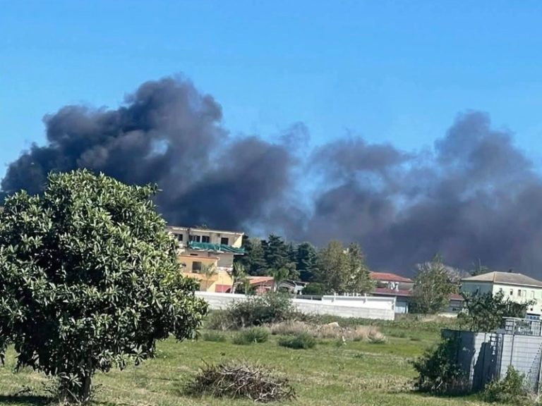Nube nera nel cuore della Terra dei Fuochi, esplode fabbrica chimica