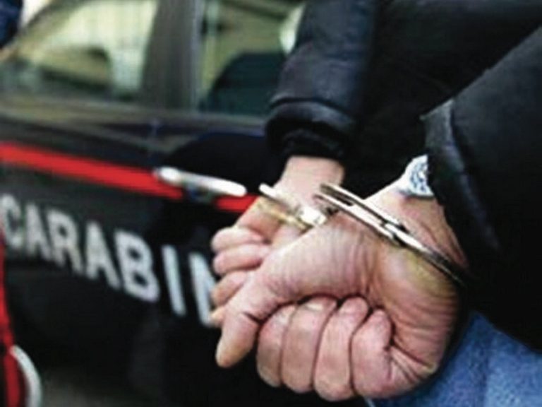 Incendio in casa, ferita donna incinta: arrestato 78enne