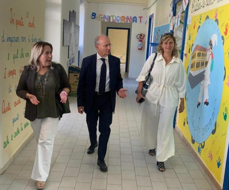 Suona la campanella, sindaco e assessore in visita nelle scuole di Acerra