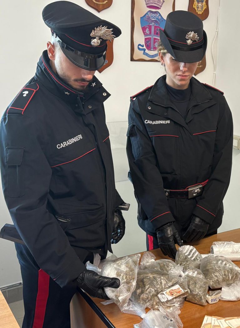 Pollena Trocchia, carabinieri a scuola trovano hashish e coltello